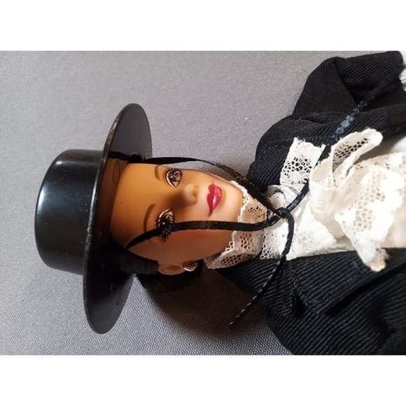 Chilean Collector Barbie Doll‎ 1998 with Stand -No Box - Picture 7 of 8